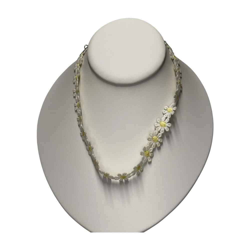 White Daisy Chain Choker Necklace Floral Fabric Yellow Silver Clasp - Picture 2 of 5